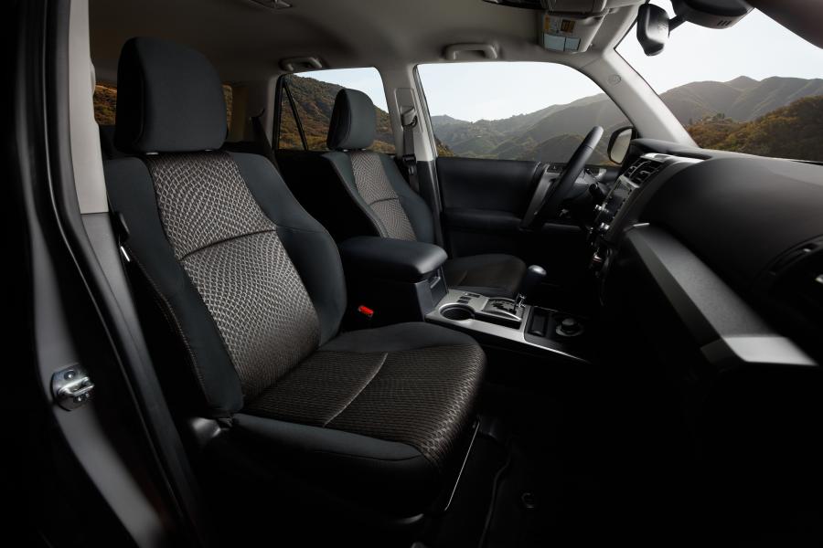 Интерьер Toyota 4Runner SR5 Trail (N280) 2020 года  (фото 6 из 8)